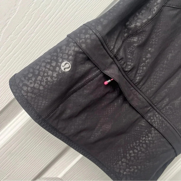 Lululemon Light Speed Reflective Vest Size 2 in Desert Snake Embossed Black NWT - Picture 6 of 12